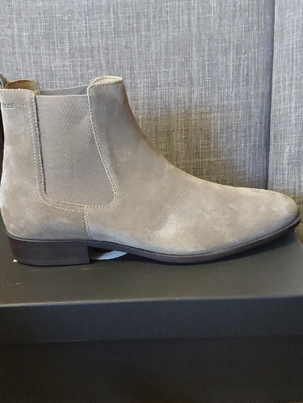 BOSS Men's Medium Beige Suede Chukka Chelsea Boots Size 9.5 US